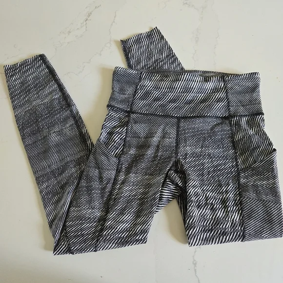 Lululemon SeaWheeze Fast and Free High-Rise Tight 25" Leggings 7/8 White Black 4 - Picture 2 of 10